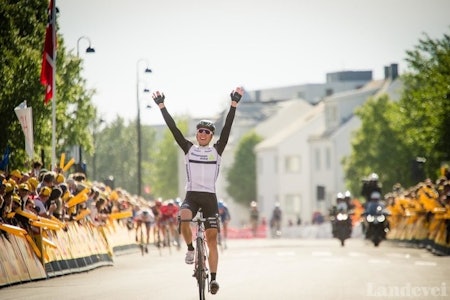 ÅRETS NORGESMESTER: Edvald Boasson Hagen får et nytt år i mestertrøyen etter gårsdagens oppvisning i Bodø. Foto: Henrik Alpers. 