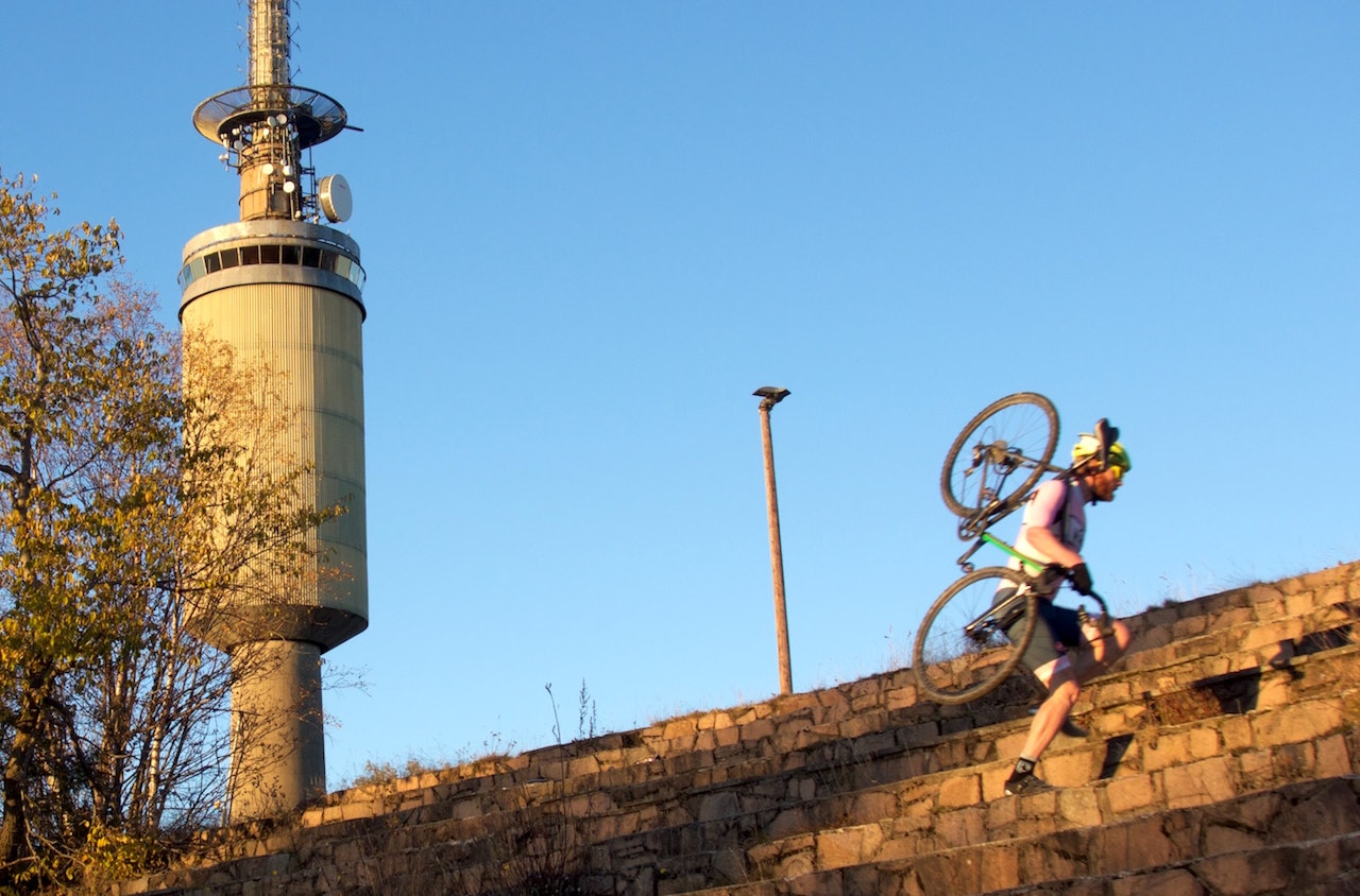 Tryvannskross kjøres i Tryvann Skisenter og byr på en kompakt løype med utfordringer av mange slag. Foto: Lars Blesvik Tryvannskross kjøres i Tryvann Skisenter og byr på en kompakt løype med utfordringer av mange slag. Foto: Lars Blesvik