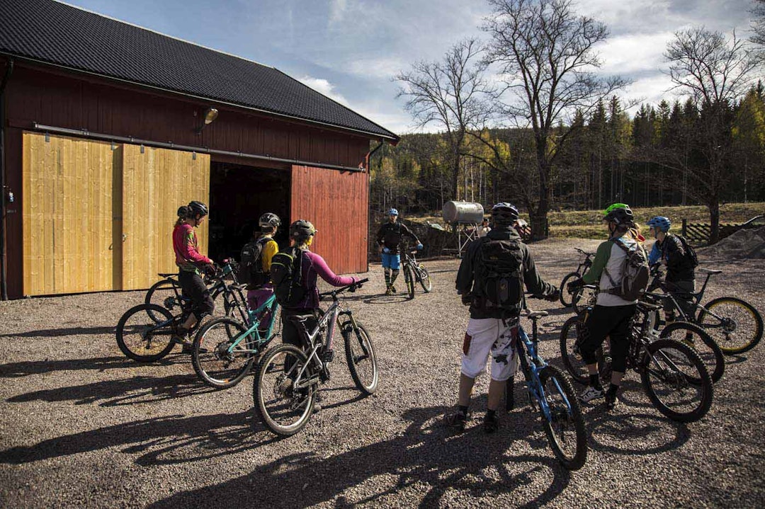 Rickard Sundell forklarer hva som står på menyen for teknikkurset. IMG_5417