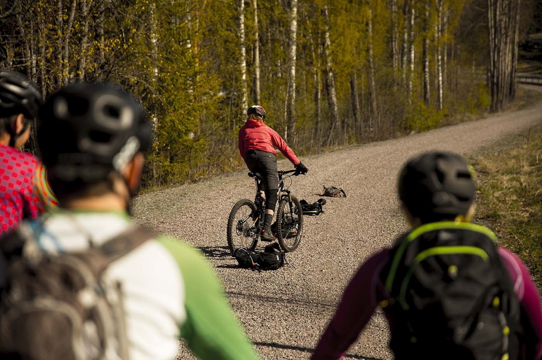 Svingteknikken blir finpusset på grusen før deltagerene fikk prøve seg i terrenget. IMG_5425
