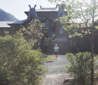 MORGENSTEMNING: Etter tidenes nattesøvn på ærverdige Hotel Dalen, nyter vi en kopp te i den franske haven. Foto: Colin Eick. MORGENSTEMNING: Etter tidenes nattesøvn på ærverdige Hotel Dalen, nyter vi en kopp te i den franske haven. Foto: Colin Eick.