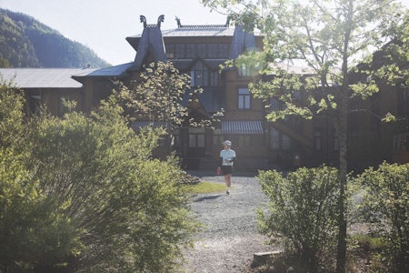 MORGENSTEMNING: Etter tidenes nattesøvn på ærverdige Hotel Dalen, nyter vi en kopp te i den franske haven. Foto: Colin Eick. MORGENSTEMNING: Etter tidenes nattesøvn på ærverdige Hotel Dalen, nyter vi en kopp te i den franske haven. Foto: Colin Eick.