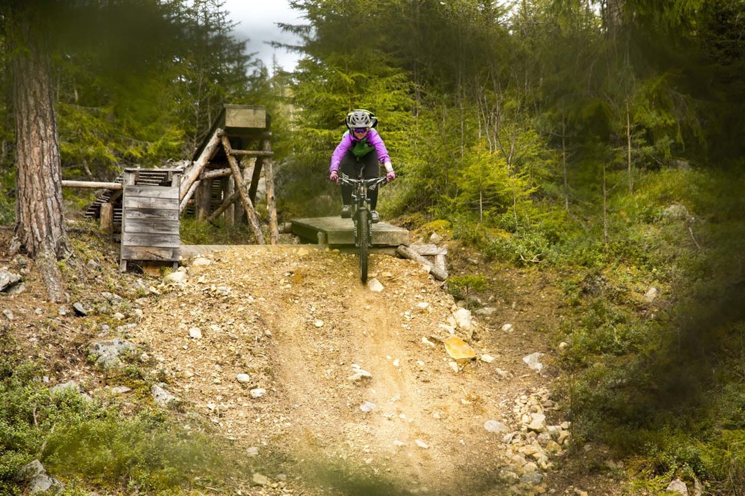 Etter svingtrening fikk deltagerene bryne seg på hopp og wallride. IMG_5722