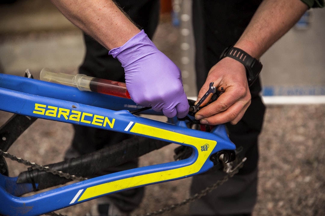 Sigmund fra Star Motor viser hvordan man lufter en Shimano brems. IMG_5768