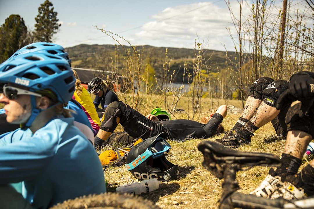 Avslappet stemning i shuttlekø. IMG_5971