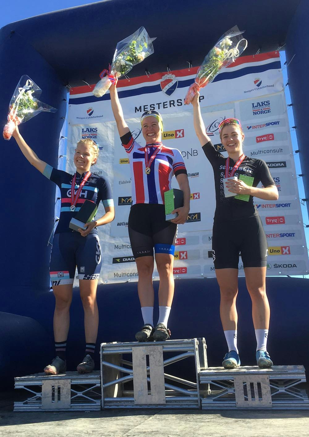 Pallen i damesprinten: Ingrid Sofie Bør Jacobsen vant foran Anna Stray Rongve, mens Marit Sveen sikret seg NM-bronsen. Foto: Lena Øverbye Anna Stray Rongve - Ingrid Sofie Bøe Jacobsen - Marit Sveen - NM 2018 XCE - Lena Øverbye 1000x