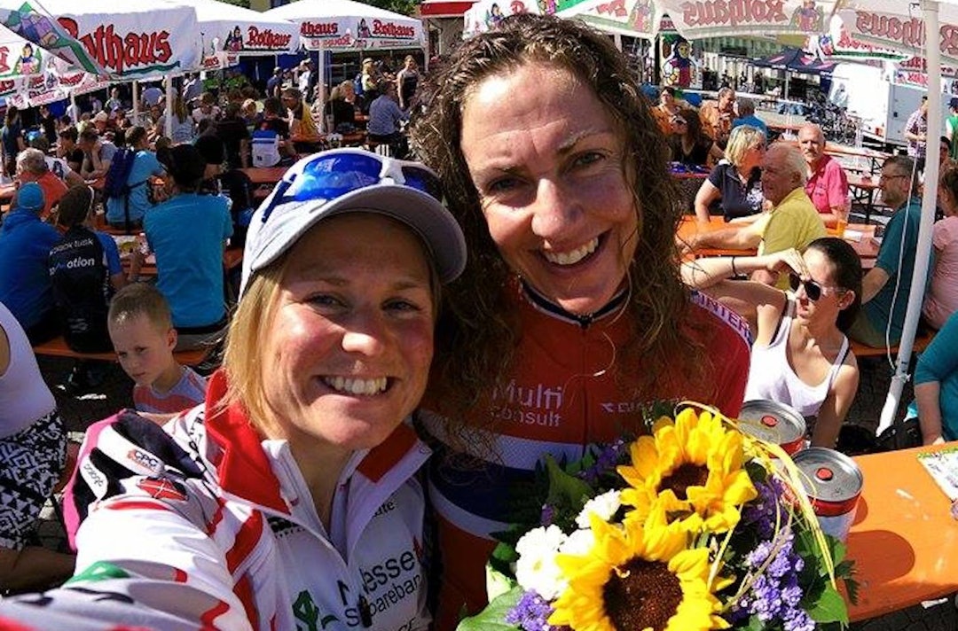 Hildegunn Gjertrud Hovdenak (til venstre) ble nummer 5 i EM, ett sekund bak Grunn-Rita Dahle Flesjå på 4.plass. Foto: Privat Hovdenak - Dahle Flesjå - EM maraton 2015 Singen - Foto Privat 1400x924