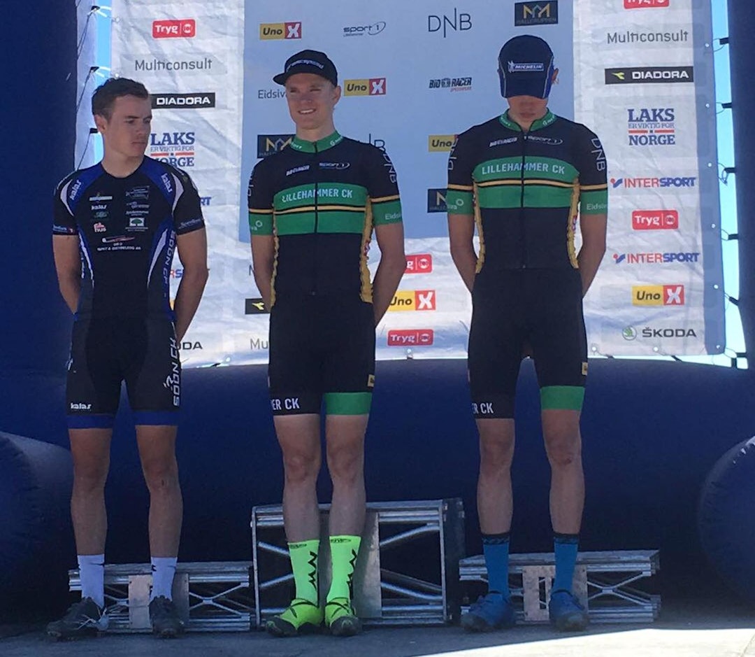 Pallen i herreklassen: Petter Fagerhaug tok gull foran Martin Siggerud på andreplass og Erik Hægstad på tredje. Foto: Lena Øverbye Martin Siggerud - Petter Fagerhaug - Erik Hægstad - NM XCo 2018 - Lena Øverbye 1400x