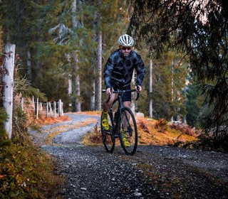 Sveitsisk sportsgrus? Vi sykler nå på så mye mer enn asfalt, at vi er nødt til å kategorisere hva som er hva, og hvilket dekk du bør bruke hvor. Sveitsisk sportsgrus? Vi sykler nå på så mye mer enn asfalt, at vi er nødt til å kategorisere hva som er hva, og hvilket dekk du bør bruke hvor.