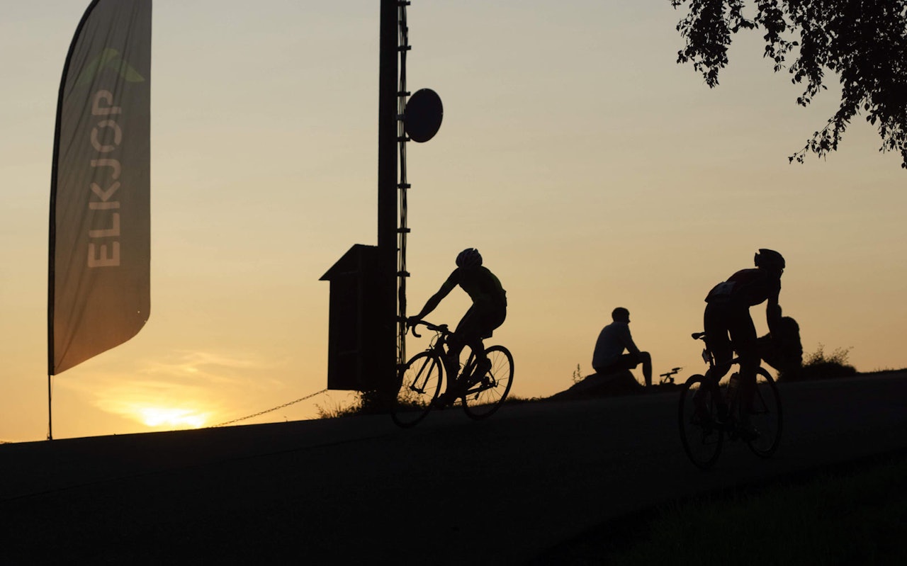 LANG DAG: De som everester seg gjennom Hope Challenge må belage seg på en lang dag på sykkelen. Foto: Bjørn Saksberg.