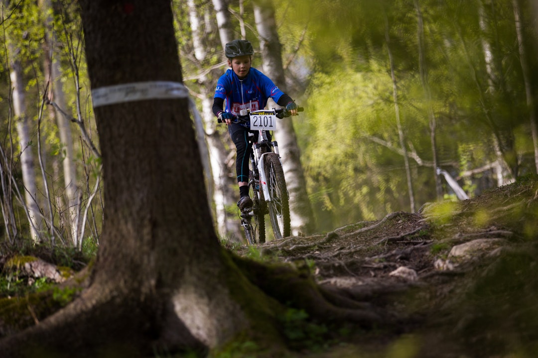 UTFORDRENDE: De fikk prøve seg på de samme utfordringene som de eldre, men i en kortere løype. (foto: Snorre Veggan) ubcup-3375a