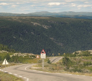 ET GODT STYKKE ARBEID: Det er deilig å snu seg å se tilbake på den bakken man allerede har klatret. Lang der nede ligger Rjukan.  ET GODT STYKKE ARBEID: Det er deilig å snu seg å se tilbake på den bakken man allerede har klatret. Lang der nede ligger Rjukan.