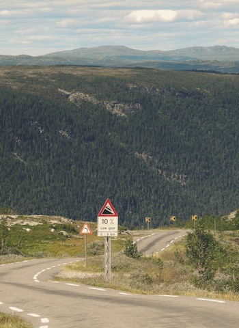 ET GODT STYKKE ARBEID: Det er deilig å snu seg å se tilbake på den bakken man allerede har klatret. Lang der nede ligger Rjukan.  ET GODT STYKKE ARBEID: Det er deilig å snu seg å se tilbake på den bakken man allerede har klatret. Lang der nede ligger Rjukan.