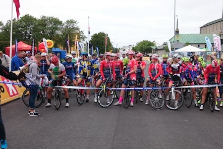 SPENTE: Damene var åpenbart spente før fellesstarten i NM. Foto: Marcus Liebold. SPENTE: Damene var åpenbart spente før fellesstarten i NM. Foto: Marcus Liebold.