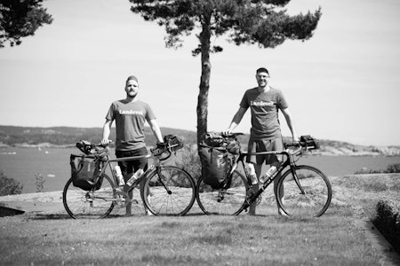 FERDIG PAKKET: Øystein og Kristoffer har pumpet luft i dekkene og pakket baggene. I morgen reiser de til USA. Foto: Kristoffer Vittersø