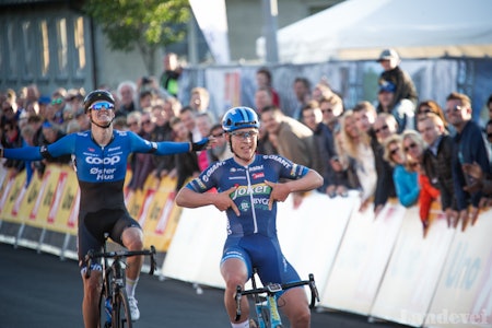 GESTIKULASJON: Kristoffer Halvorsen flasher logo mens Krister Hagen fortviler. Førstnevnte var overlegen i spurten. Foto: Henrik Alpers. GESTIKULASJON: Kristoffer Halvorsen flasher logo mens Krister Hagen fortviler. Førstnevnte var overlegen i spurten. Foto: Henrik Alpers.