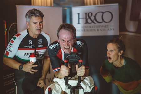 KNEPEN SEIER: Håkon Zahl syklet 353 watt i en halvtime, med god hjelp av entusiastiske arrangører og lagkollega Roger Arenberg. Foto: Marte Vike Arnesen KNEPEN SEIER: Håkon Zahl syklet 353 watt i en halvtime, med god hjelp av entusiastiske arrangører og lagkollega Roger Arenberg. Foto: Marte Vike Arnesen