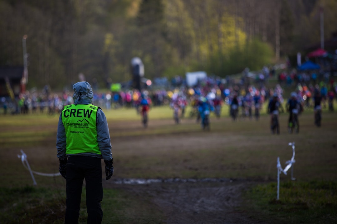 VENTER: Ute i løypa venter løypevaktene. (foto: Snorre Veggan) ubcup-3571a