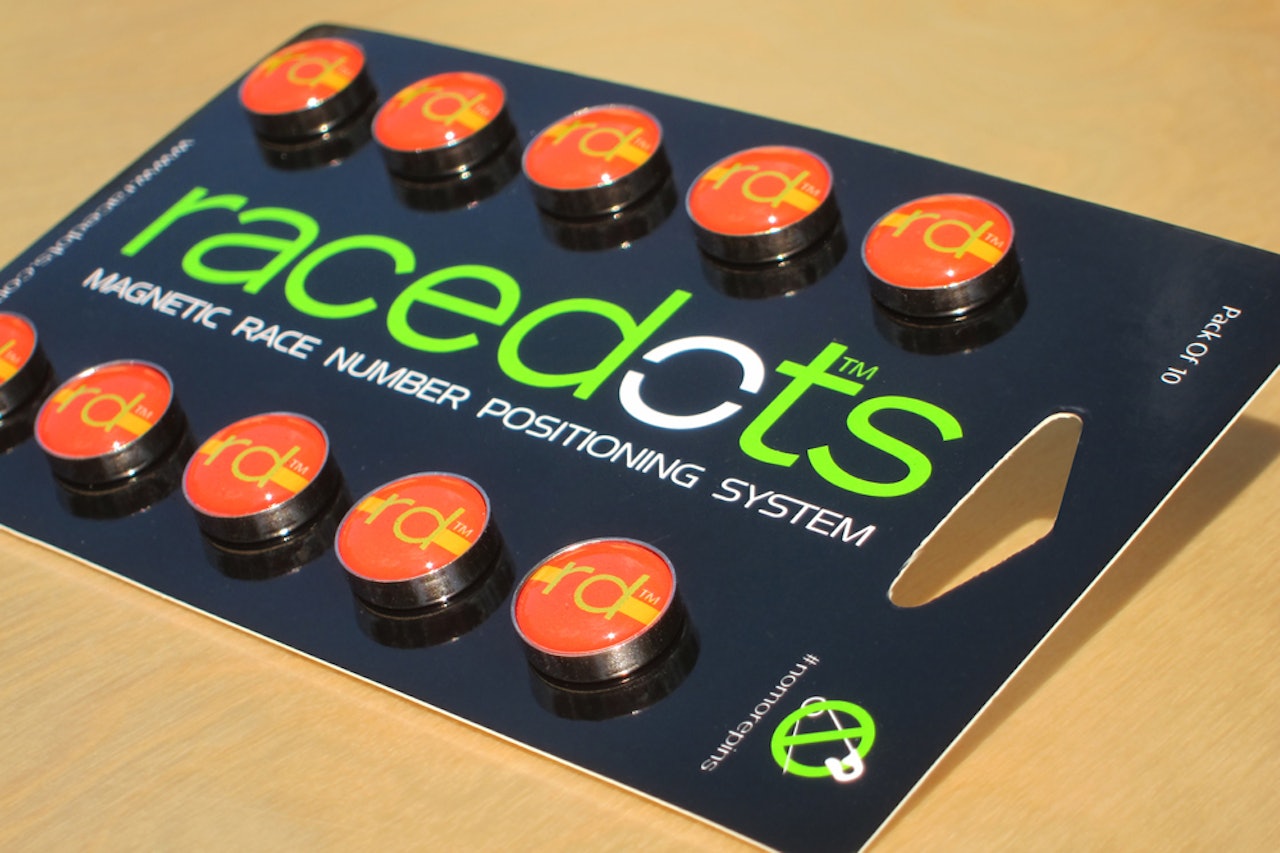 SNEDIG STARTNUMMERFESTING: Racedots fester startnummeret ditt uten stikk i hverken finger eller trøye. Foto: Racedots.com SNEDIG STARTNUMMERFESTING: Racedots fester startnummeret ditt uten stikk i hverken finger eller trøye. Foto: Racedots.com