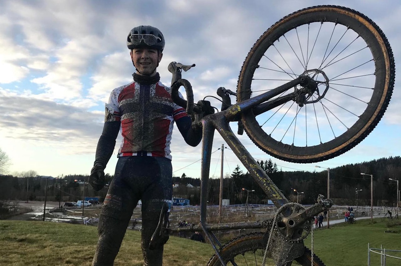 ANDRE  STRAKE: William Høines Larsen vant NM i cyclocross på Spikkestad i går. I dag vant han Norgescupen i CX sammenlagt i samme løype. Foto: Privat