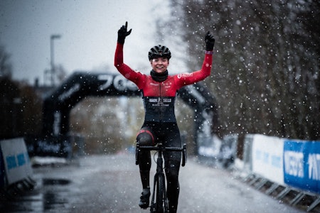 NORGESMESTER: Mie Bjørndal Ottestad kom alene til mål under NM i cyclocross i Spikkestad. Foto: Henrik Alpers.