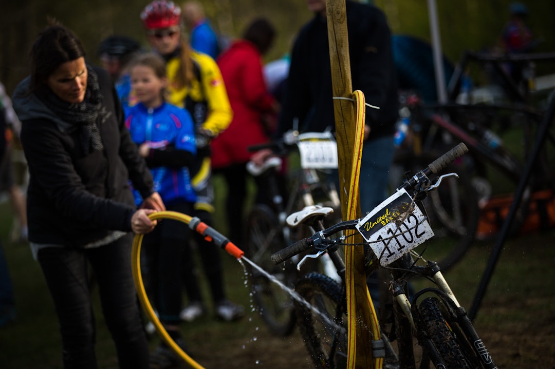 STØTTEAPPARAT: Og når man endelig er i mål, så er det godt å ha et støtteapparat rundt seg som tar drittjobbene. (foto: Snorre Veggan) ubcup-3535a