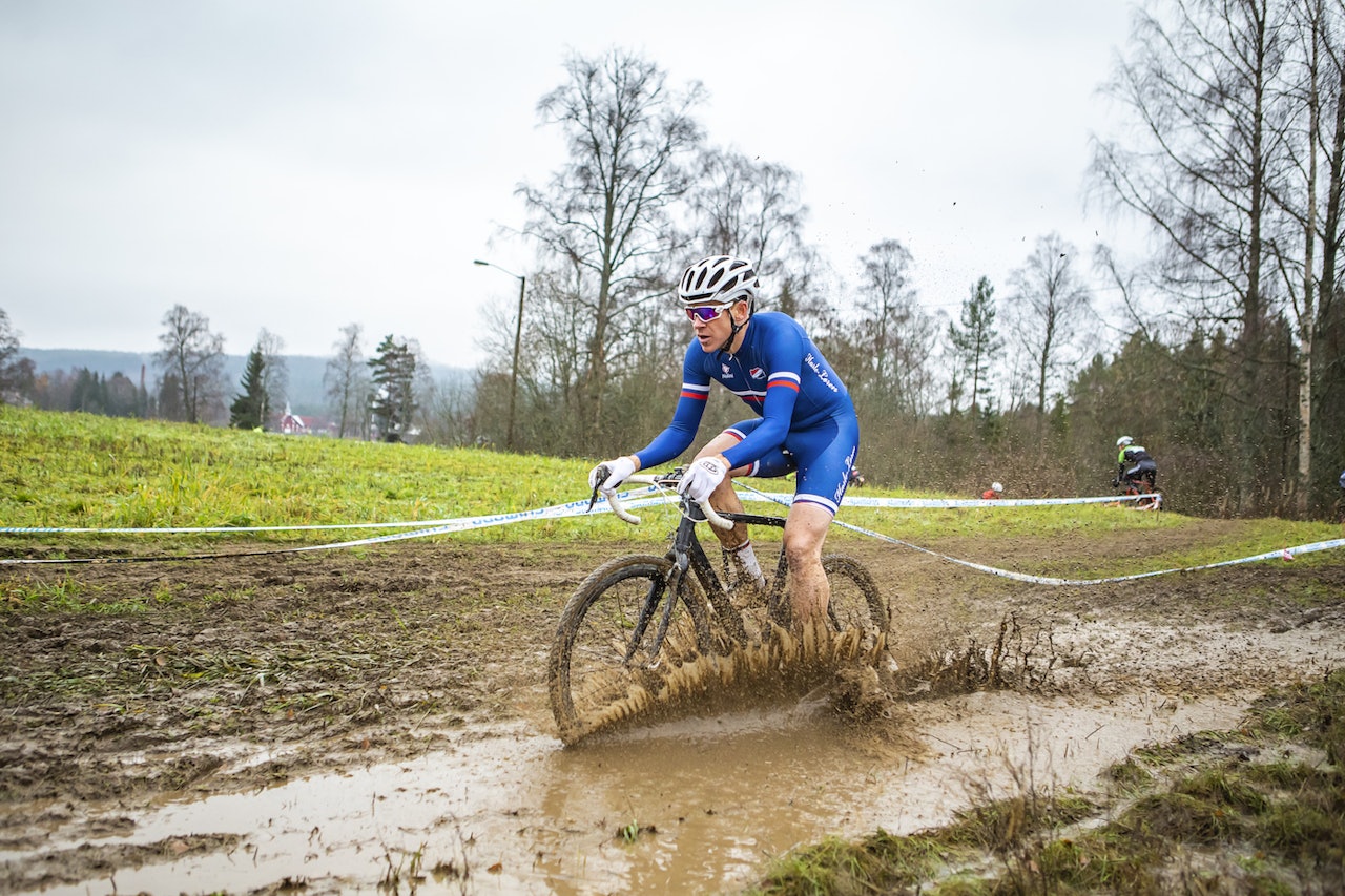 SØLETE: Det sto ikke på gjørme i løypa for å skape autentiske kross-forhold på Dikemark lørdag. Foto: Pål Westgaard SØLETE: Det sto ikke på gjørme i løypa for å skape autentiske kross-forhold på Dikemark lørdag. Foto: Pål Westgaard