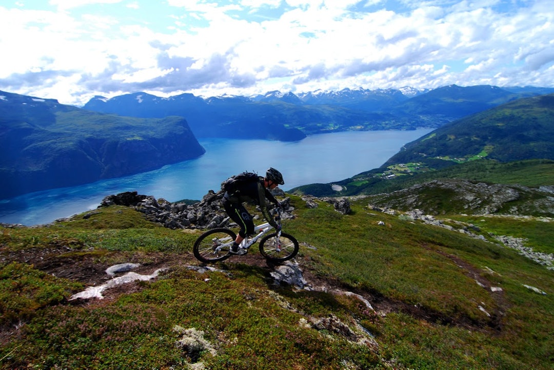 LÆRING I FJELLET: Linjelærer Per Strøm på tur på sunnmørskysten. Foto:Veronica Vikestrand 1249772750_resized (1)