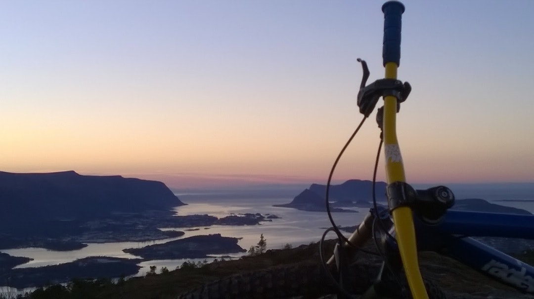 KLASSEROMMET: Sunnmørskysten er hjemstedet for skolen, og det vil bli brukt tid på å utforske stier i nærmiljøet. Foto: Privat. WP_20141122_15_28_51_Pro