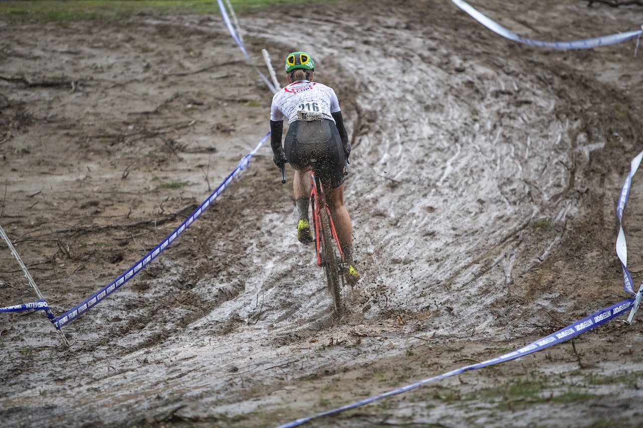 GJØRMEBAD: Sigrid Andrea Fløgstad navigerer seg gjennom løypa i Skien under søndagens Norgescupfiale. Foto: Pål Westgaard GJØRMEBAD: Sigrid Andrea Fløgstad navigerer seg gjennom løypa i Skien under søndagens Norgescupfiale. Foto: Pål Westgaard