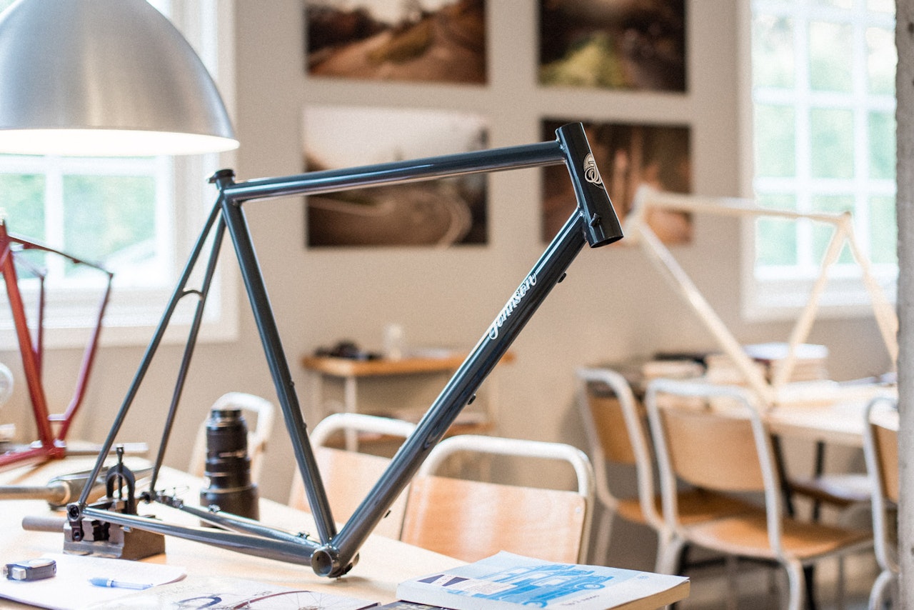 DRØMMESYKKEL? For mange er en custom stålsykkel drømmen. Vi tar praten med rammebygger Truls Johnsen i Johnsen Frameworks! Foto: Henrik Alpers DRØMMESYKKEL? For mange er en custom stålsykkel drømmen. Vi tar praten med rammebygger Truls Johnsen i Johnsen Frameworks! Foto: Henrik Alpers