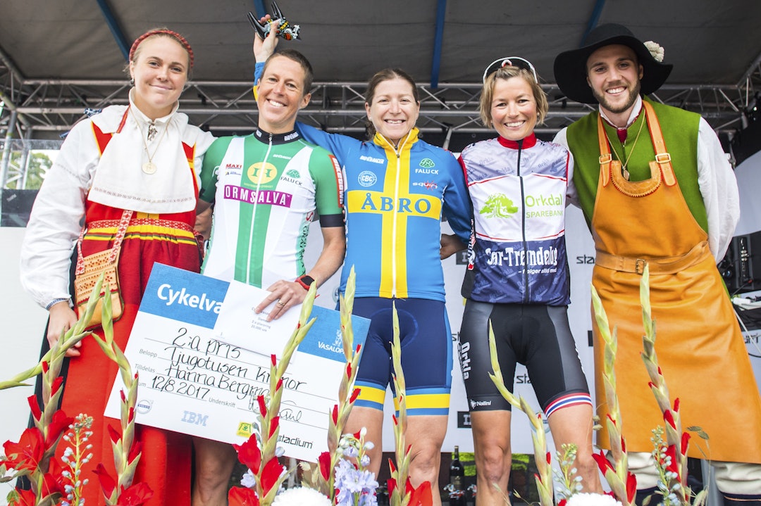 Pallen 2017: Jennie Stenerhag (midten) vant foran Hanna Bergman (til venstre) på andreplass og Borghild Løvset på tredje. Foto: Cykelvasan Hanna Bergman - Jennie Stenerhag - Borghild Løvset - Cykevasan 2017 - Cykelvasan 1400x933