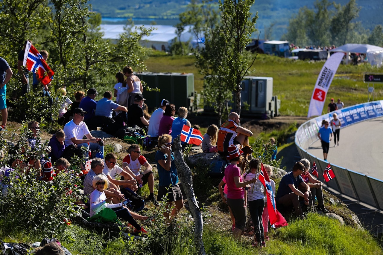 FOLKEFEST: Arctic Race har blitt velsignet med fantastisk vær, og som alltid horder av entusiatisk publikum! FOTO: Snorre Veggan.  FOLKEFEST: Arctic Race har blitt velsignet med fantastisk vær, og som alltid horder av entusiatisk publikum! FOTO: Snorre Veggan.