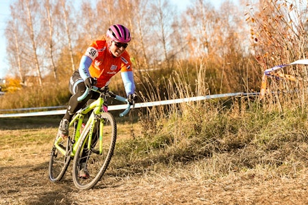 TO STRAKE: Elisabeth Sveum vant begge rittene i Mjøskross, som var første og andre runde i kross-Norgescupen 2018, foran venner og familie på hjemmebane i Gjøvik. Foto: Ola Morken  TO STRAKE: Elisabeth Sveum vant begge rittene i Mjøskross, som var første og andre runde i kross-Norgescupen 2018, foran venner og familie på hjemmebane i Gjøvik. Foto: Ola Morken