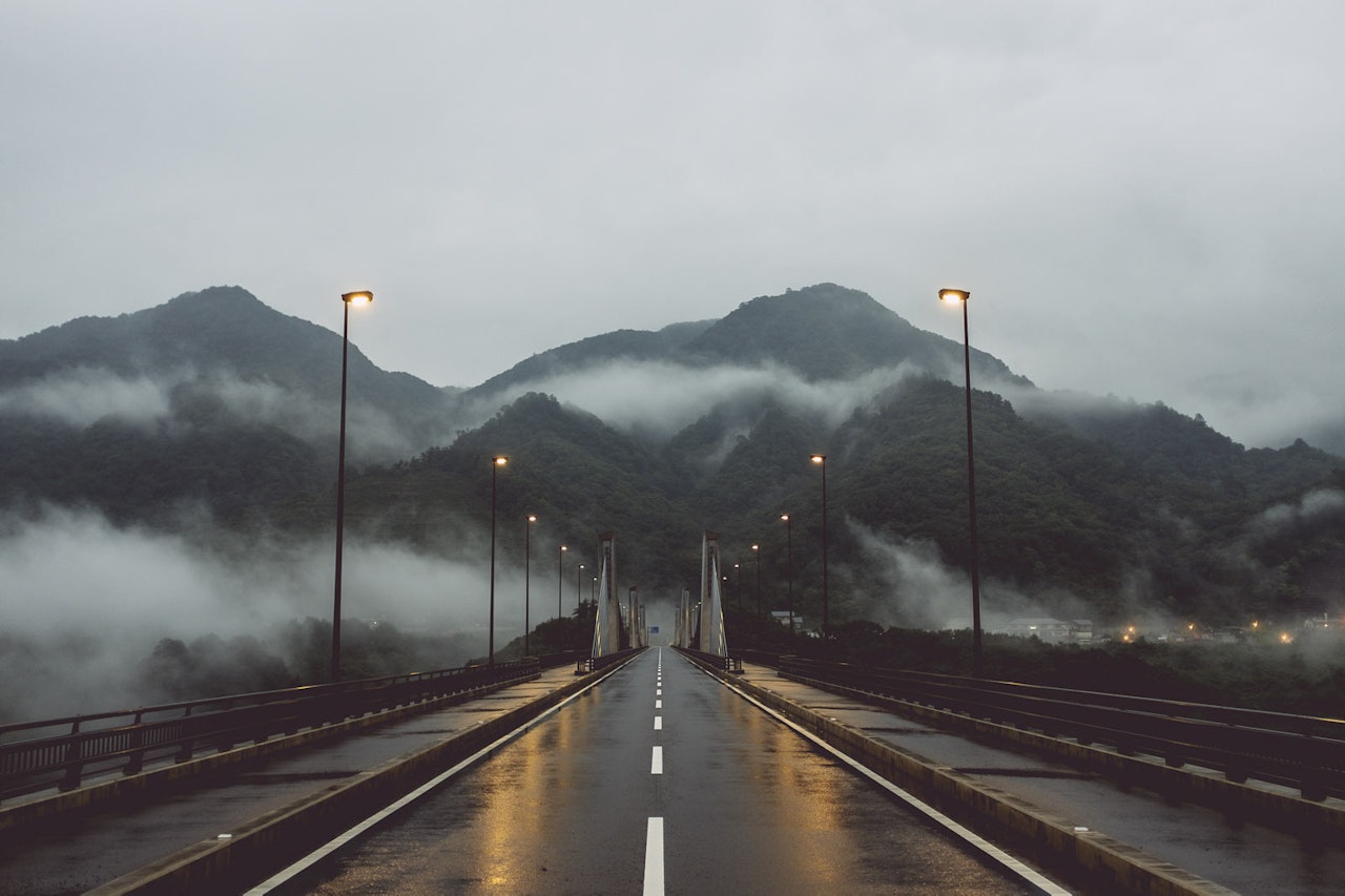 BROER: I gråslysingen krysser vi den første av mange broer som binder dalførene i Japan sammen. BROER: I gråslysingen krysser vi den første av mange broer som binder dalførene i Japan sammen.