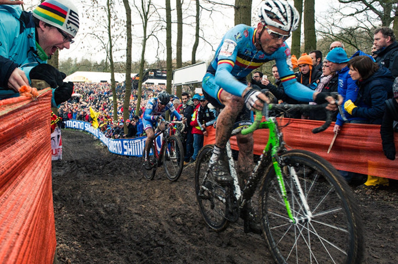 FJORÅRETS DUELLANTER: I Hoogerheide i 2014 var det Zdenek Stybar og Sven Nys som gjorde opp om gullet. I år stiller ikke Stybar til start, mens Nys virker å være ute av form. Foto: Henrik Alpers FJORÅRETS DUELLANTER: I Hoogerheide i 2014 var det Zdenek Stybar og Sven Nys som gjorde opp om gullet. I år stiller ikke Stybar til start, mens Nys virker å være ute av form. Foto: Henrik Alpers