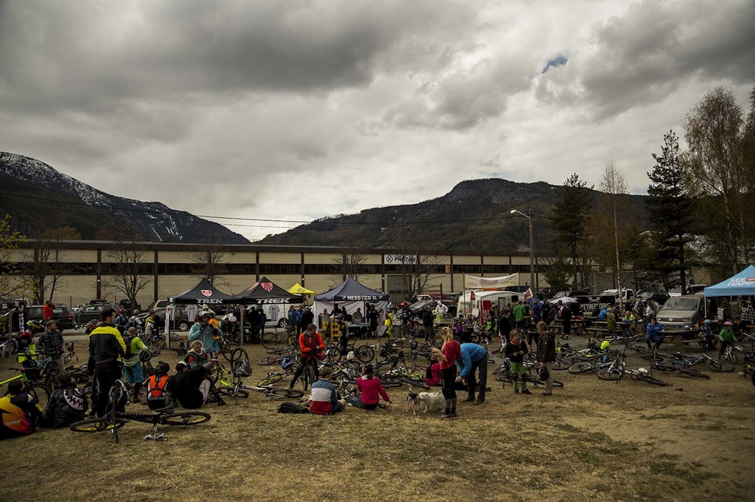 INGEN DEMPER: Tross noe overskyet vær var det god stemning på campen. IMG_5075 copy