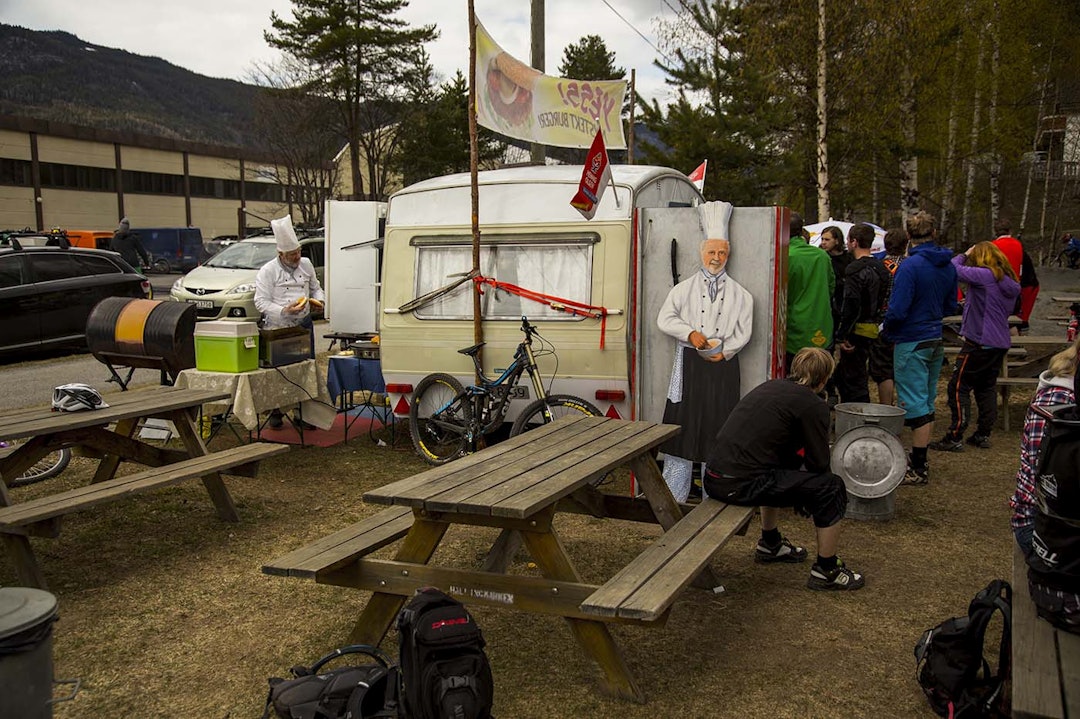 BURGER TIL FOLKET: Perfekt post-ride-mat ble servert. IMG_5077 copy