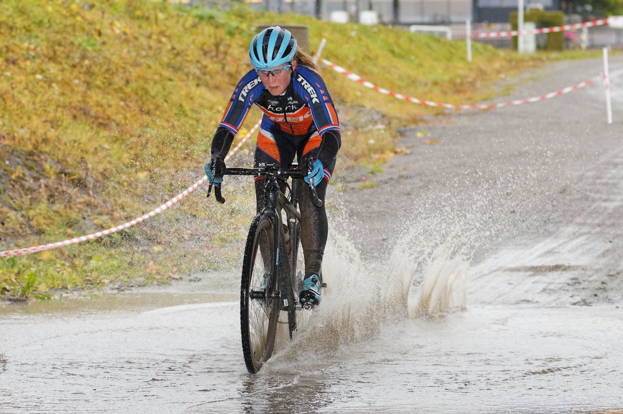 KREVENDE: Rundbanespesialisten Elisabeth Sveum debuterte til seier i Bjerkekross, der kalde, våte og gjørmete forhold gjorde rittet på travbanen vesentlig mer teknisk. Foto: Ola Morken KREVENDE: Rundbanespesialisten Elisabeth Sveum debuterte til seier i Bjerkekross, der kalde, våte og gjørmete forhold gjorde rittet på travbanen vesentlig mer teknisk. Foto: Ola Morken