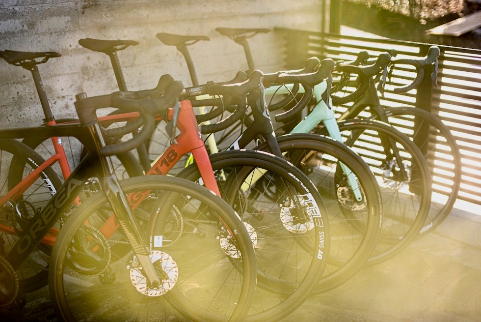 SYKLER I SOLNEDGANG: Syklene har blitt testet samtidig og i tett rekkefølge for virkelig å kjenne forskjellene. Foto: Henrik Alpers Landeveistest- Giant, Argon18, Specialized, BMC, Orbea