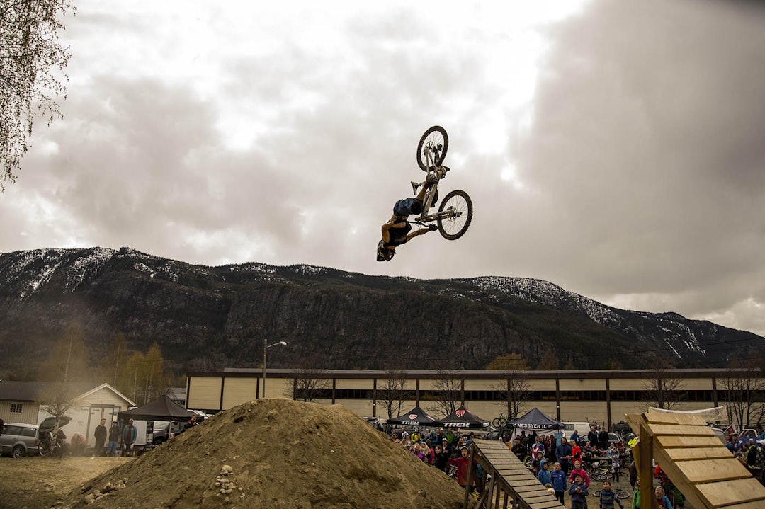 KONKURRANSER: Whip off konkkuranse ved pumptracken i Nesbyen. Andreas Vold lander backflip på andre forsjøk. IMG_5198 copy
