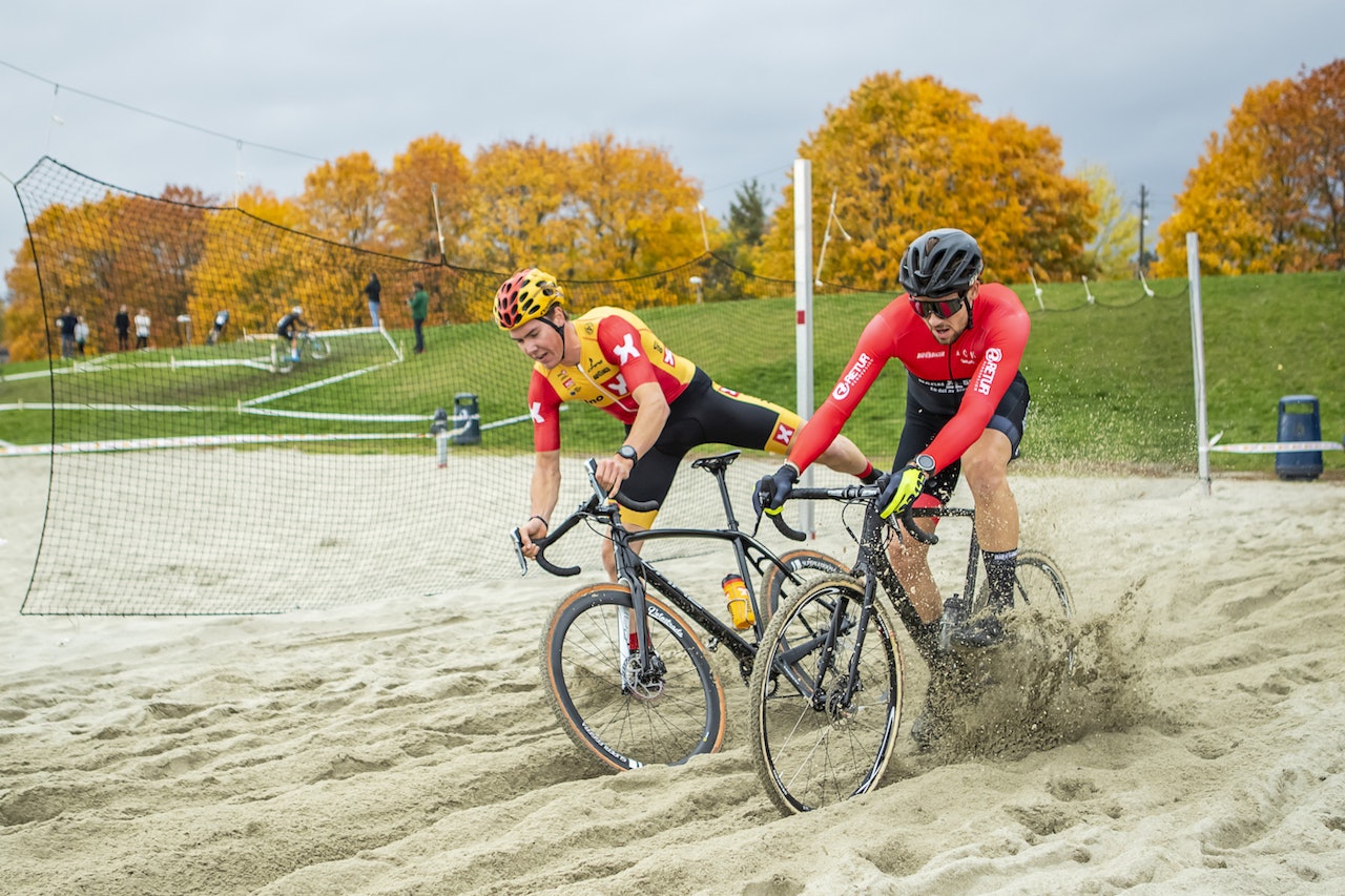 SKETCHY: Sandgraven var en av mange klassiske krosshindere på Superpokal Voldsløkka. Her er det Erik Nordsæter Resell og Kristoffer Ylven Westgaard som prøver å holde seg på hjulene. Foto: Pål Westgaard