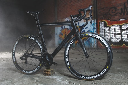 SVARTE NATTA: Råkarbonet brukt på sykkelen gir BMC TMR02 et rått utseende. Vi liker det vi ser. 