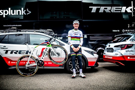 REGNBUETRØYA: Mads Pedersen fra Trek-Segafredo poserer stolt med ny Trek Madone SLR i regnbuevariant. Foto: Trek. REGNBUETRØYA: Mads Pedersen fra Trek-Segafredo poserer stolt med ny Trek Madone SLR i regnbuevariant. Foto: Trek.