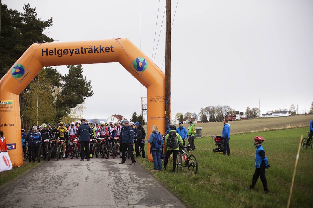 PÅ LANDET: Langs langstrakte jorder på Helgøya gikk løypa på veier og stier. _IPP3451