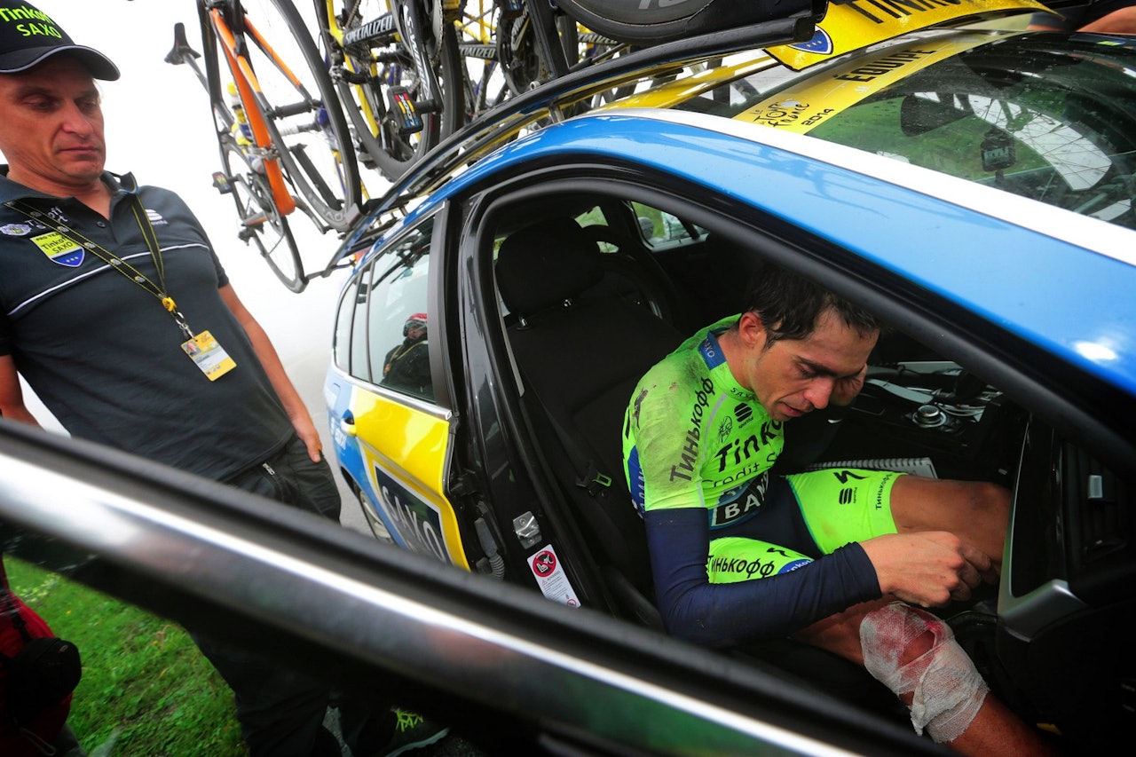 OVER OG UT: En resignert Alberto Contador måtte bryte Tour de France etter 10. etapper, da var erkerivalen Chris Froome allerede ute av rittet. Foto: Cor Vos. 