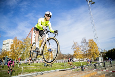 LUFTIG: Selv om travbanen er paddeflat, er det lagt inn rikelig med elementer i løypa på Bjerkekross. Slik blir det også i år. Foto: Pål Westgaard 