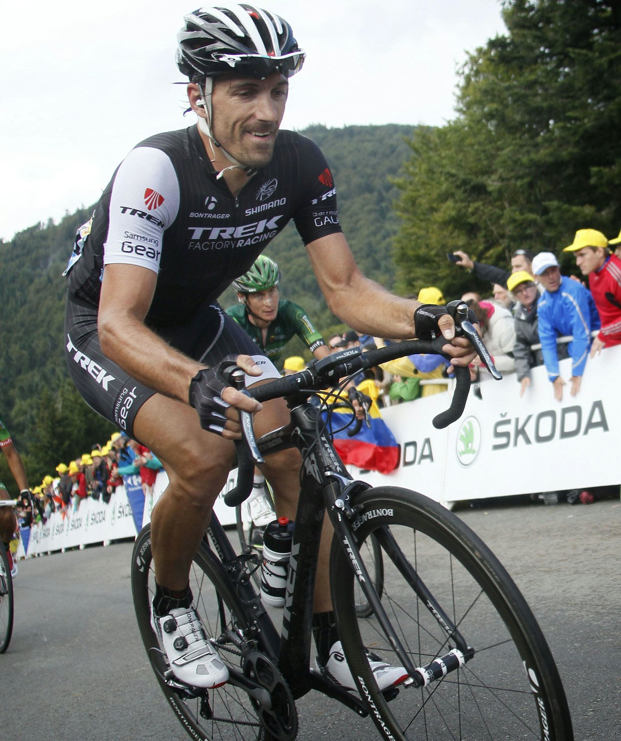 SOKKESVIK: Fabian Cancellara har feil farge på sokkene, men heldigvis riktig farge på sine Bontrager XXX. Foto: Cor Vos. 