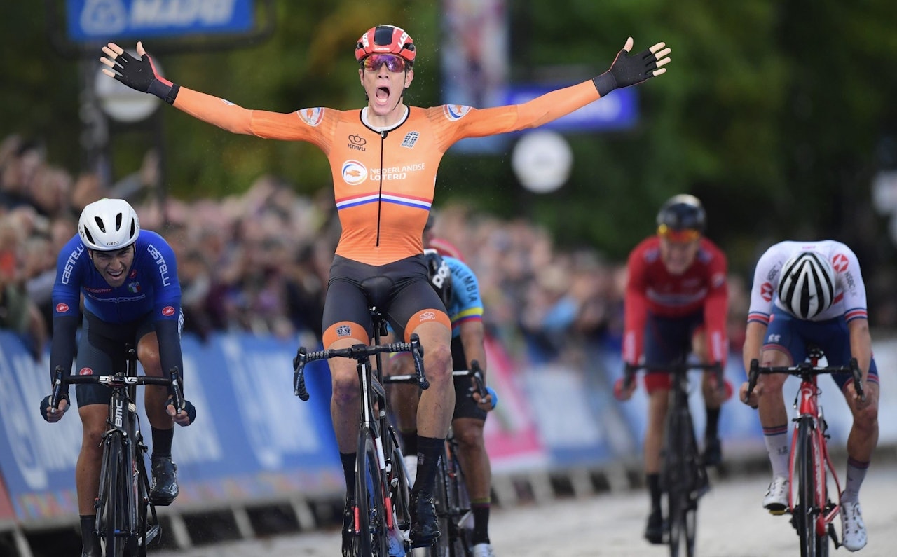 DISKET: Nils Eekhoff fra Nederland var førstemann i mål på U23-fellesstarten under VM i Yorkshire men ble senere disket. Tobias Foss i bakgrunnen ble beste norske med sjetteplass. Foto: Cor Vos DISKET: Nils Eekhoff fra Nederland var førstemann i mål på U23-fellesstarten under VM i Yorkshire men ble senere disket. Tobias Foss i bakgrunnen ble beste norske med sjetteplass. Foto: Cor Vos