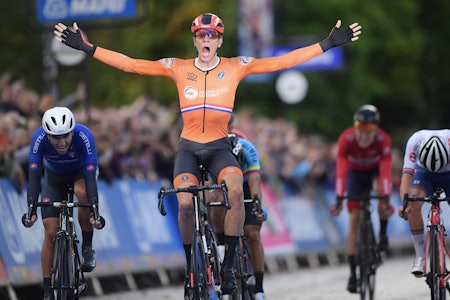 DISKET: Nils Eekhoff fra Nederland var førstemann i mål på U23-fellesstarten under VM i Yorkshire men ble senere disket. Tobias Foss i bakgrunnen ble beste norske med sjetteplass. Foto: Cor Vos